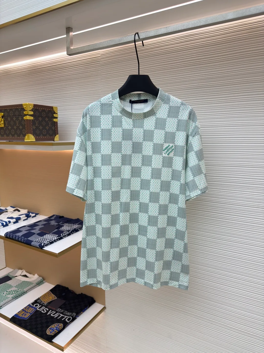 LOUIS VUITTON green checkerboard print short sleeves ●Authentic product: purchased and developed for 7300 ●Item number: 1680298-A35 ●Fabric: cotton fabric ●Technology: jacquard production ●Version: fitted version ●Weight: about 210 grams ●Size: XS-S-M-L ●Description: Made of cotton jersey fabric, chest Marque L Uuitton deposee Embroidery, simple letter pattern embellishment on the chest, the letter size spacing effect is consistent. Using linen embroidery thread combined with encrypted processing, the embroidery body has a subtle matte visual texture; the embroidery effect is three-dimensional and full. The smaller the embroidery, the more sophisticated and demanding it is. The embroidery thread is made of imported material, which is more flexible and glossy than ordinary embroidery thread; the stitches are clear and smooth, and have a three-dimensional texture effect. The whole-piece positioning quilting process is a delicate and complex technology. During the cutting process, it is necessary to ensure that the pattern or texture of each piece can perfectly match the other pieces. Through floral tailoring, the checkerboard pattern of ready-made garments appears neatly arranged. Straight round neck style, same style for men and women!